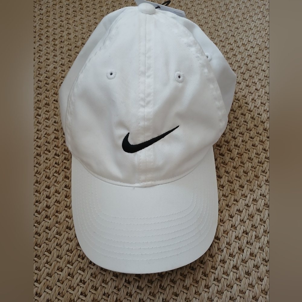 Nwt-Unisex M/L Nike White Dry Fit Golf Club Cap w/Black Logo